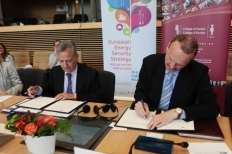 Signature of the MoU by Director General Ristori (left) and Rector Monar (right) Signature of the MoU by Director General Ristori (left) and Rector Monar (right)
